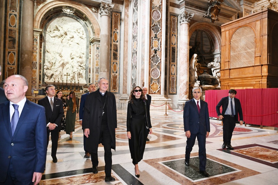 Birinci xanım Müqəddəs Pyotr Bazilikasındakı bərpa işləri ilə tanış oldu - FOTOLAR