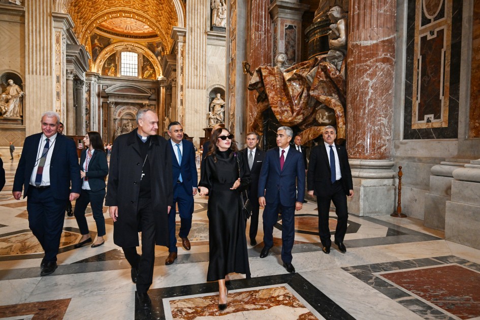 Birinci xanım Müqəddəs Pyotr Bazilikasındakı bərpa işləri ilə tanış oldu - FOTOLAR