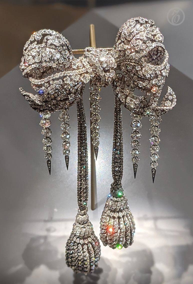 Brilyant tac, zümrüd dəstlər... - Oğurlanan xəzinənin fotoları