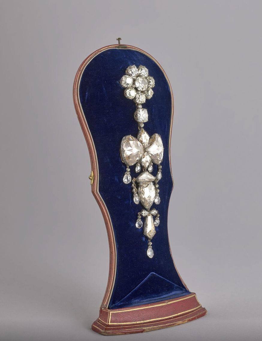 Brilyant tac, zümrüd dəstlər... - Oğurlanan xəzinənin fotoları