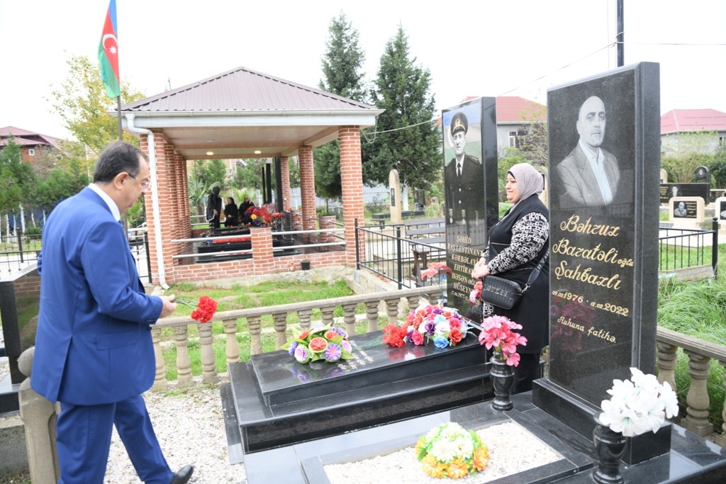 İcra başçısı şəhidlərin anım günündə iştirak edib - FOTOLAR