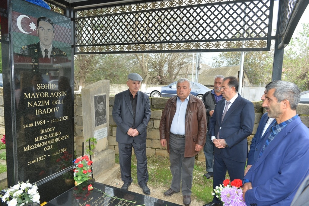 İcra başçısı şəhidlərin anım günündə iştirak edib - FOTOLAR