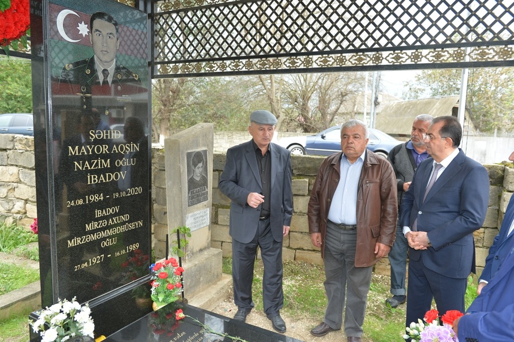 İcra başçısı şəhidlərin anım günündə iştirak edib - FOTOLAR