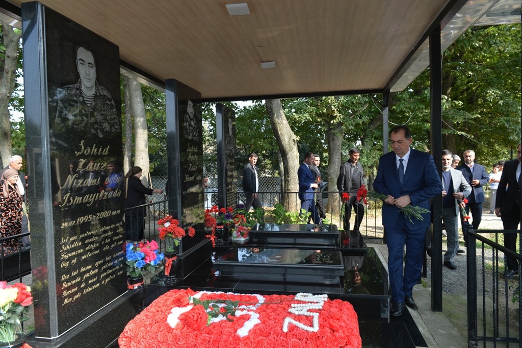 Taleh Qaraşov şəhidlərin məzarını ziyarət etdi - FOTOLAR