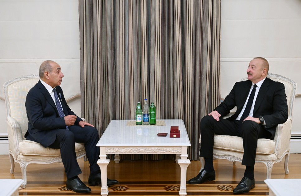 İlham Əliyev Yaqub Eyyubova “İstiqlal” ordenini təqdim etdi - FOTOLAR