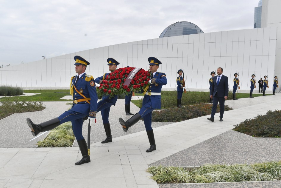 Estoniyanın xarici işlər naziri Zəfər parkında - FOTOLAR
