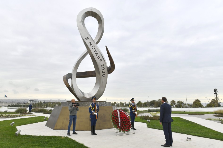 Estoniyanın xarici işlər naziri Zəfər parkında - FOTOLAR
