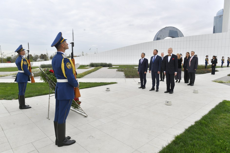 Estoniyanın xarici işlər naziri Zəfər parkında - FOTOLAR