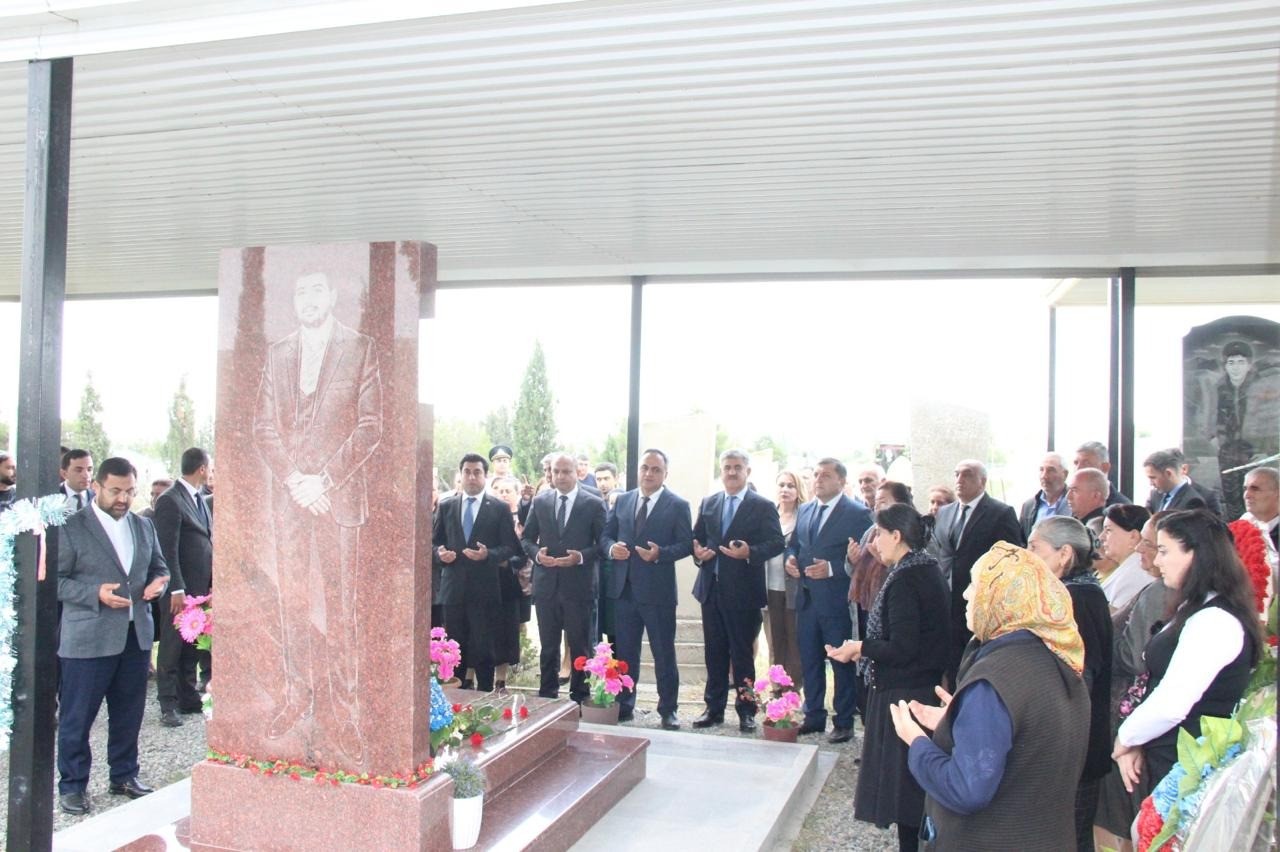 İcra başçısı şəhidlərin məzarlarını ziyarət etdi - FOTOLAR