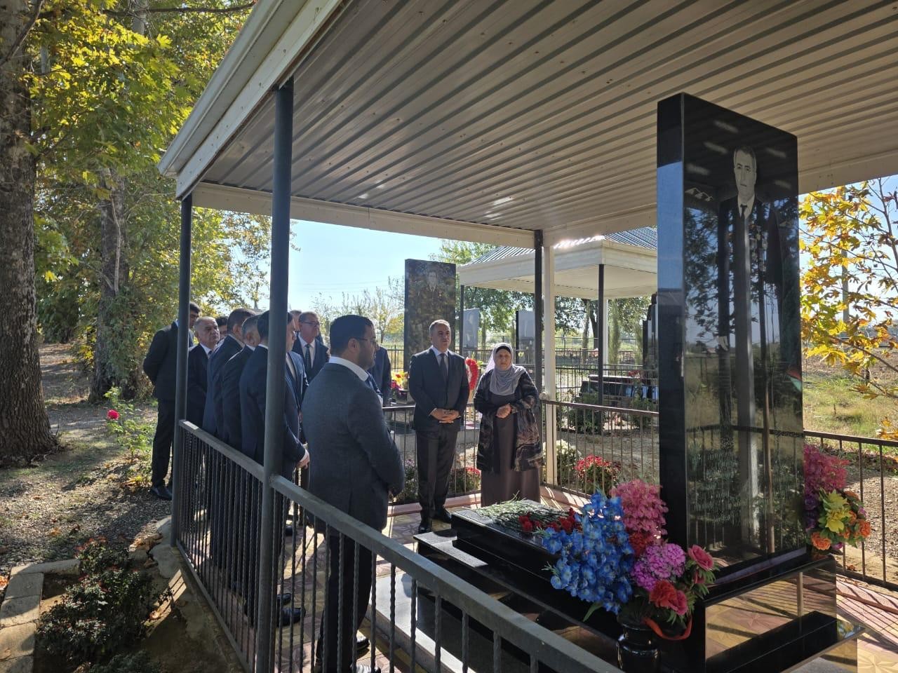 İcra başçısı şəhidlərin məzarlarını ziyarət etdi - FOTOLAR