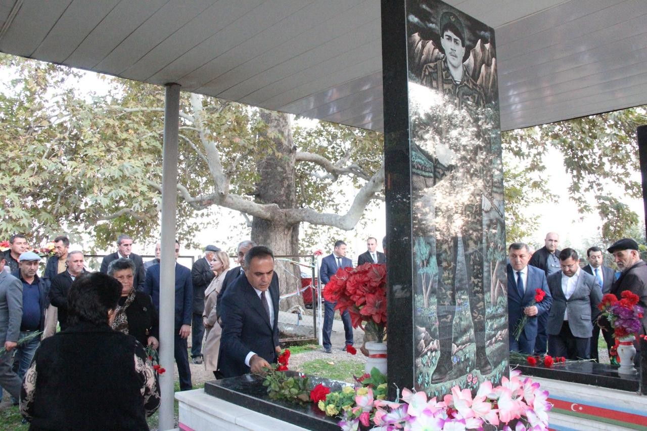 İcra başçısı şəhidlərin məzarlarını ziyarət etdi - FOTOLAR