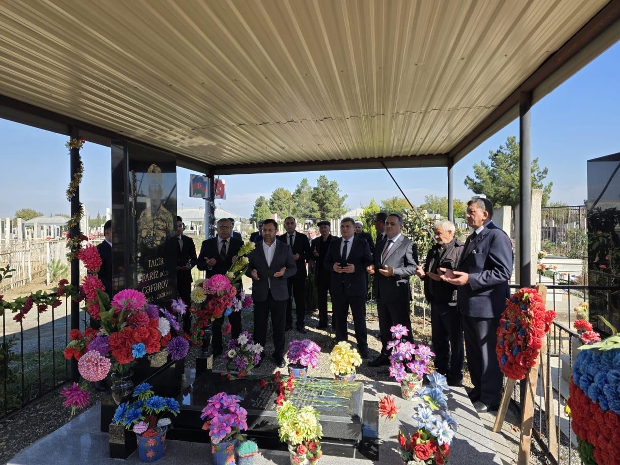 İcra başçısı şəhidlərin məzarlarını ziyarət etdi - FOTOLAR