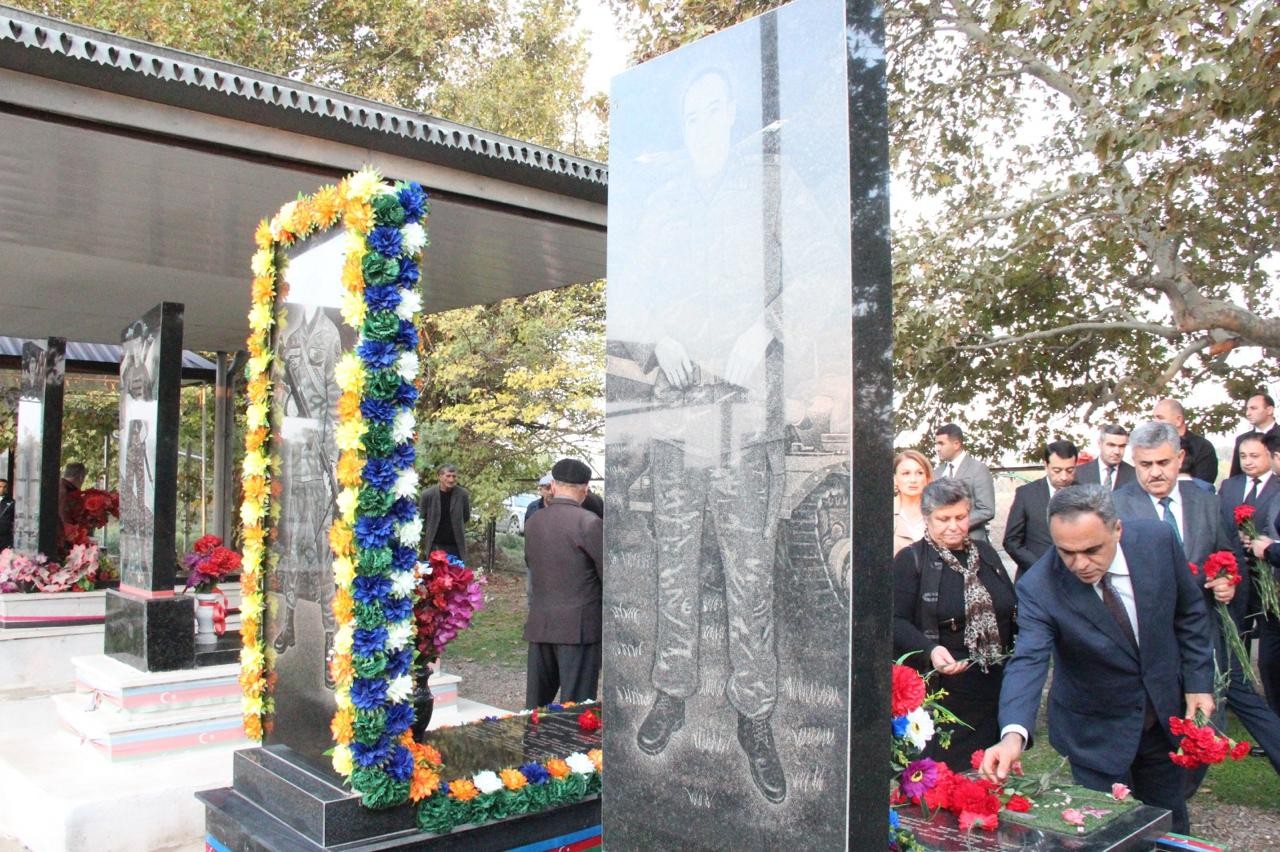 İcra başçısı şəhidlərin məzarlarını ziyarət etdi - FOTOLAR
