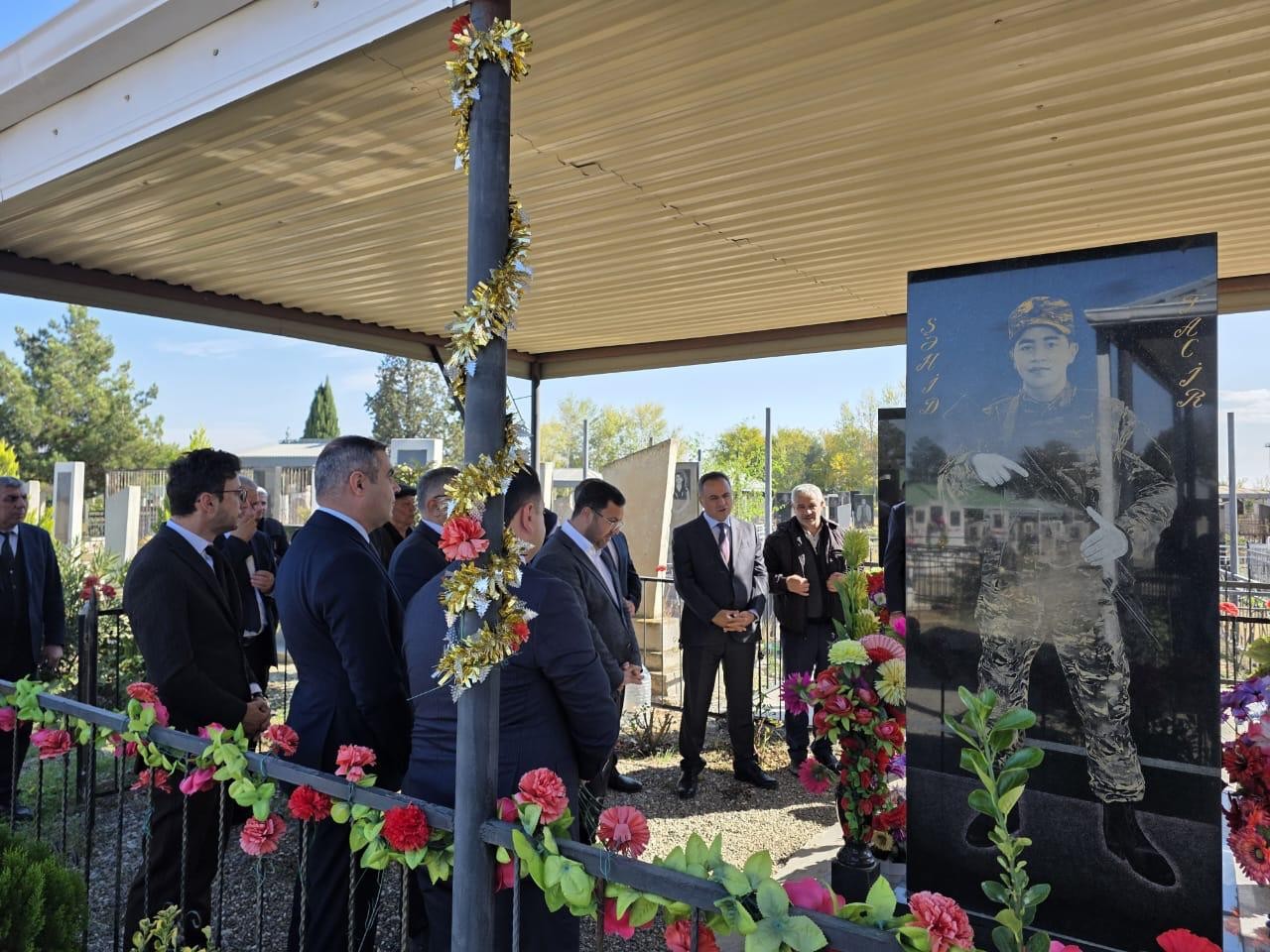 İcra başçısı şəhidlərin məzarlarını ziyarət etdi - FOTOLAR