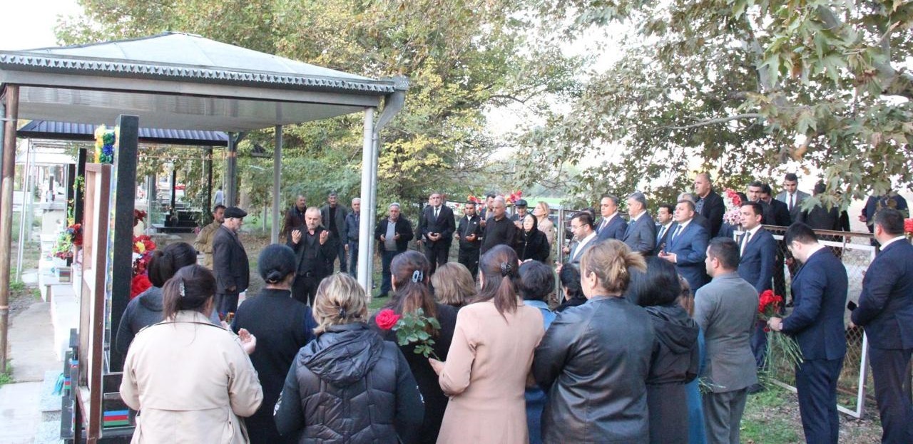 İcra başçısı şəhidlərin məzarlarını ziyarət etdi - FOTOLAR