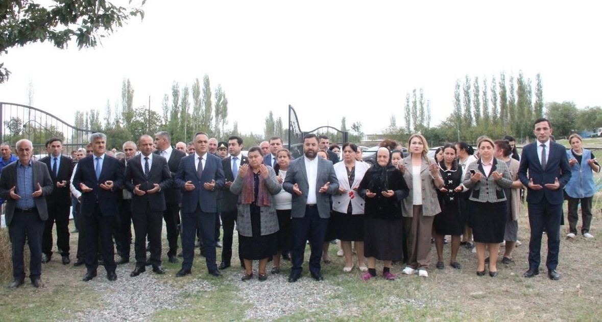 İcra başçısı şəhidlərin məzarlarını ziyarət etdi - FOTOLAR