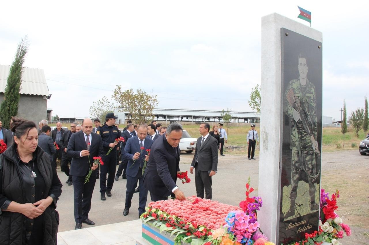 İcra başçısı şəhidlərin məzarlarını ziyarət etdi - FOTOLAR