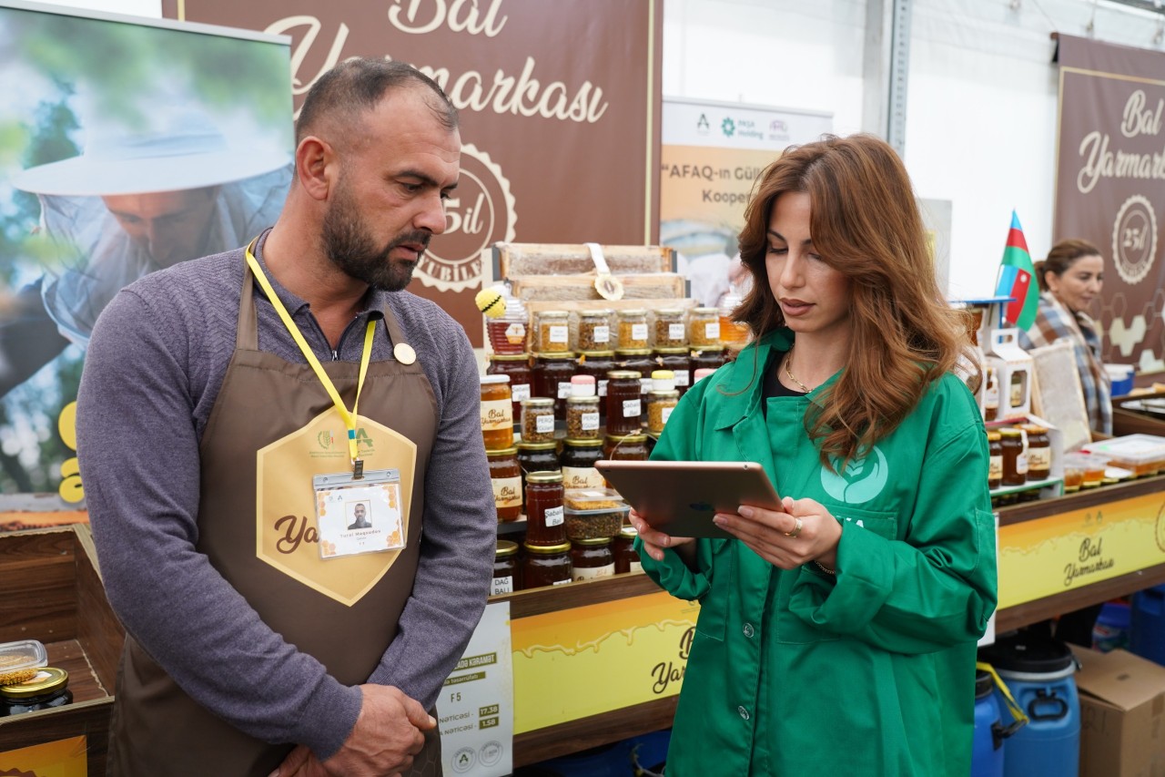 Yarmarkada arıçılar arasında sorğu keçirilib - FOTOLAR