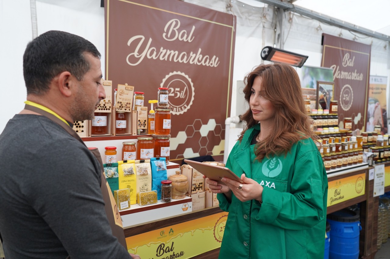 Yarmarkada arıçılar arasında sorğu keçirilib - FOTOLAR