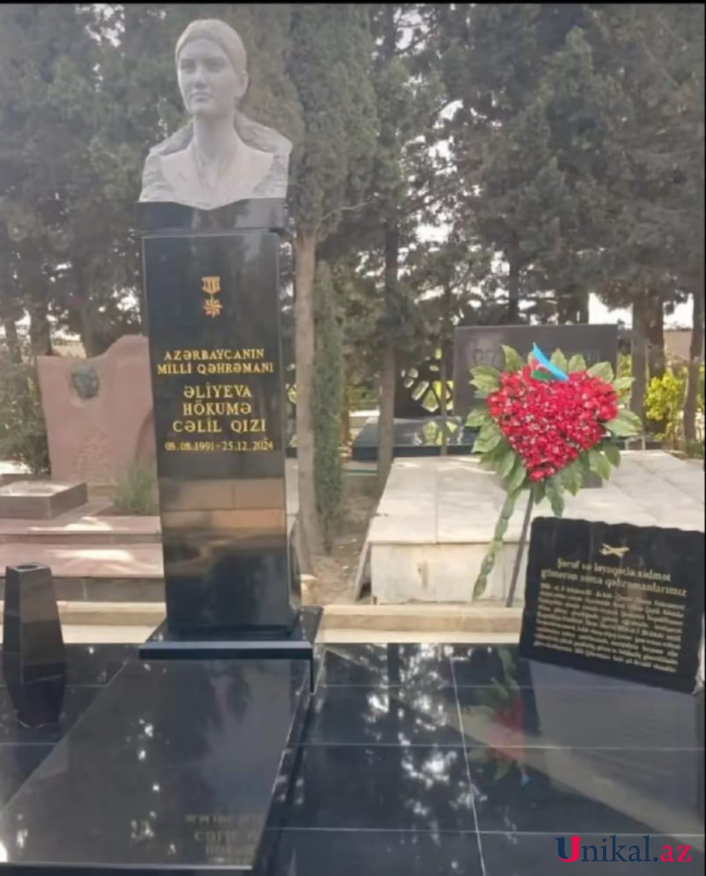 Qəzaya uğrayan AZAL təyyarəsinin ekipaj üzvlərinin büstü qoyuldu - FOTO