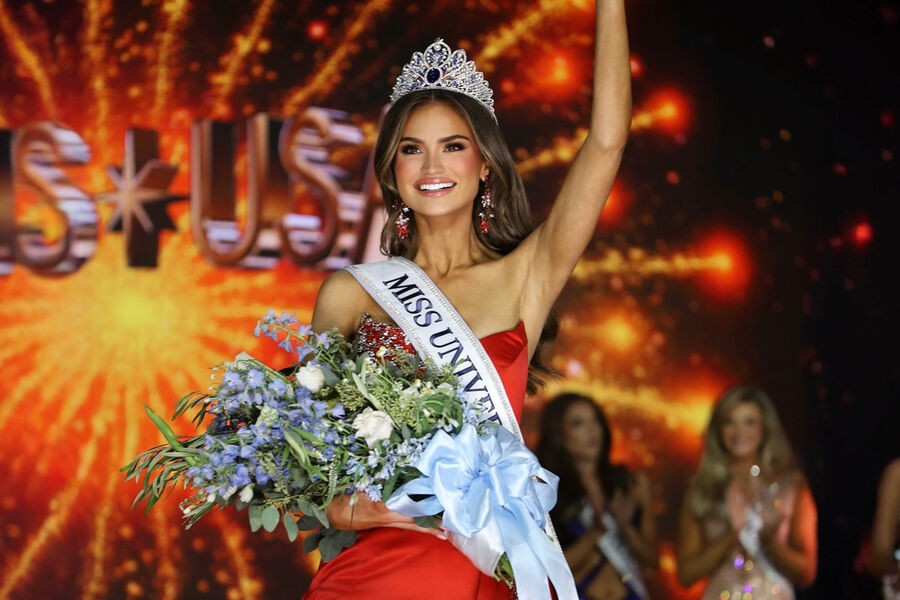 23 yaşında "Amerika gözəli" seçildi - FOTOLAR