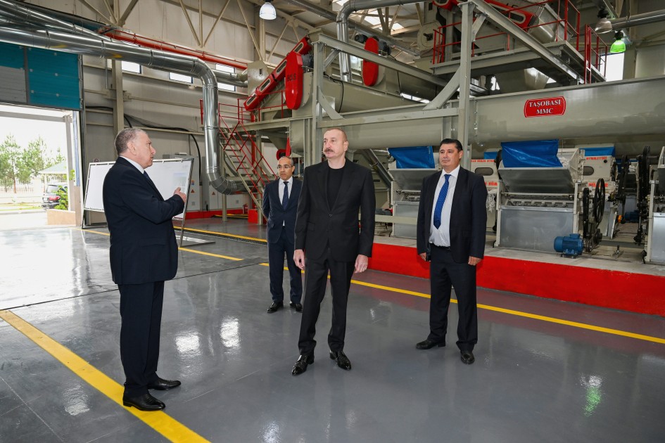 Prezident pambıq emalı zavodunun fəaliyyəti ilə tanış olub - FOTOLAR