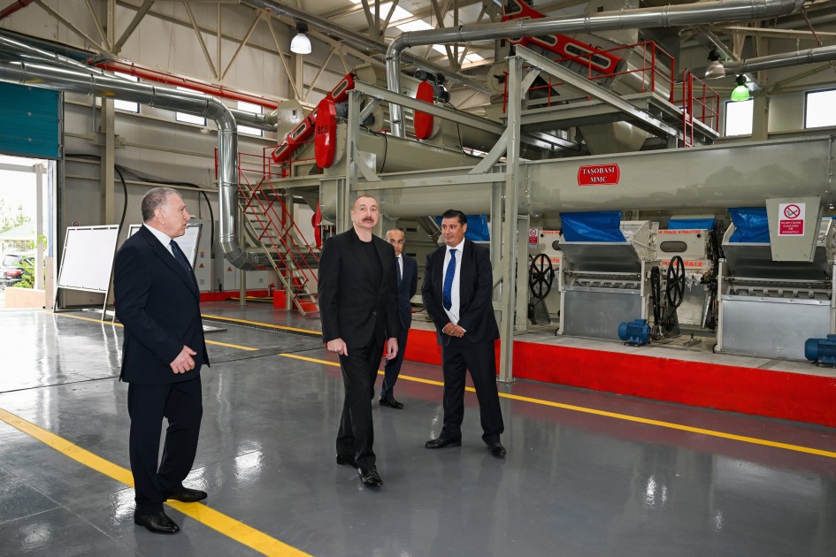 Prezident pambıq emalı zavodunun fəaliyyəti ilə tanış olub - FOTOLAR