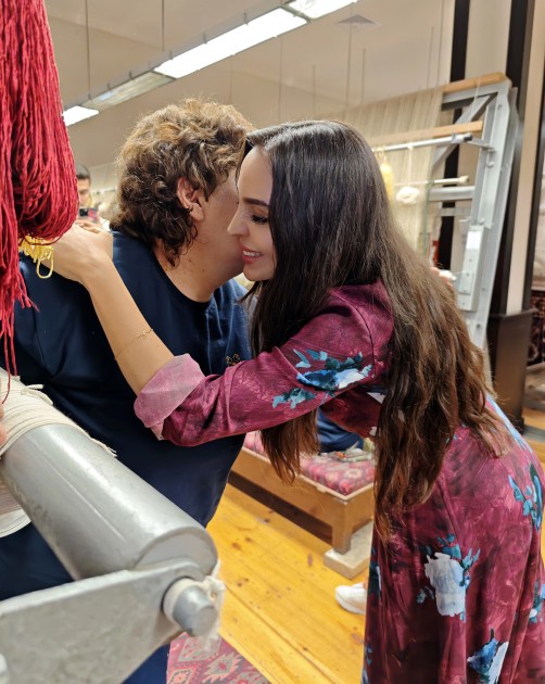 Leyla Əliyeva xalçaların toxunma prosesində iştirak etdi - VİDEO (YENİLƏNİB)