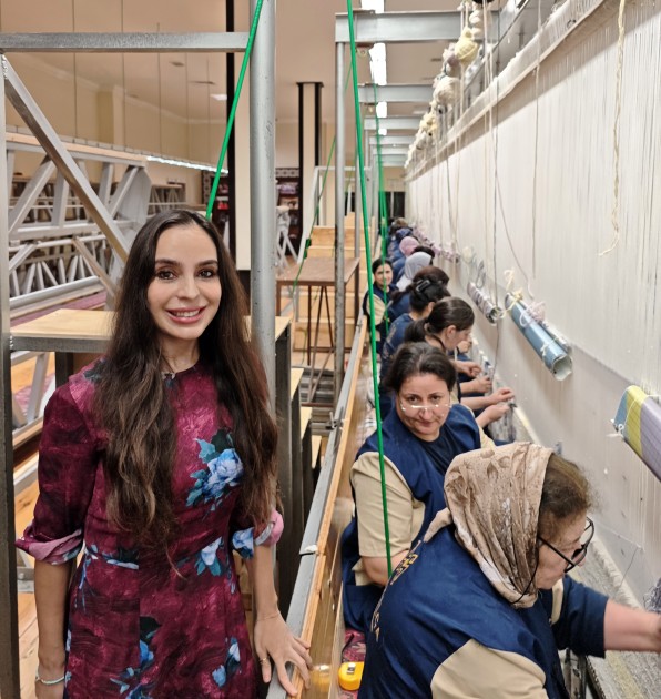 Leyla Əliyeva xalçaların toxunma prosesində iştirak etdi - VİDEO (YENİLƏNİB)