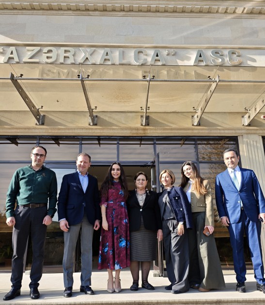 Leyla Əliyeva xalçaların toxunma prosesində iştirak etdi - VİDEO (YENİLƏNİB)