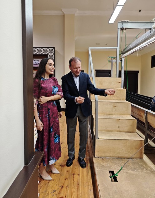 Leyla Əliyeva xalçaların toxunma prosesində iştirak etdi - VİDEO (YENİLƏNİB)