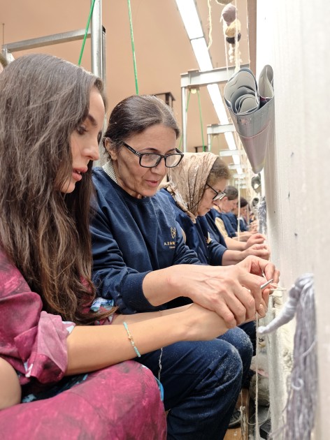 Leyla Əliyeva xalçaların toxunma prosesində iştirak etdi - VİDEO (YENİLƏNİB)