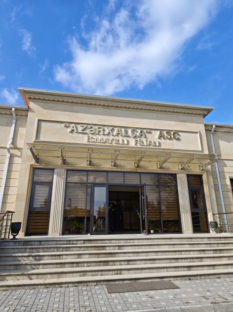 Leyla Əliyeva xalçaların toxunma prosesində iştirak etdi - VİDEO (YENİLƏNİB)