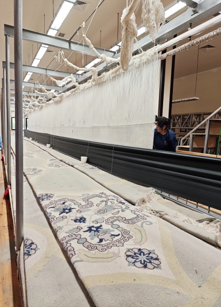 Leyla Əliyeva xalçaların toxunma prosesində iştirak etdi - VİDEO (YENİLƏNİB)