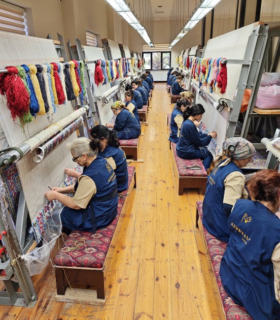 Leyla Əliyeva xalçaların toxunma prosesində iştirak etdi - VİDEO (YENİLƏNİB)