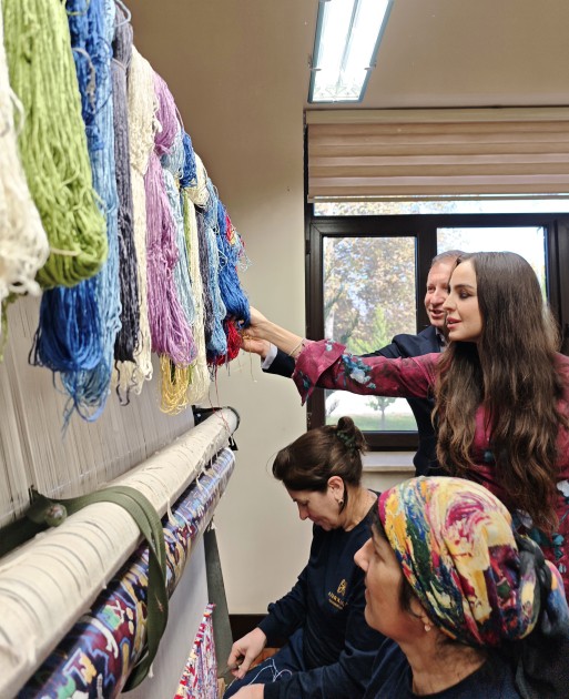 Leyla Əliyeva xalçaların toxunma prosesində iştirak etdi - VİDEO (YENİLƏNİB)