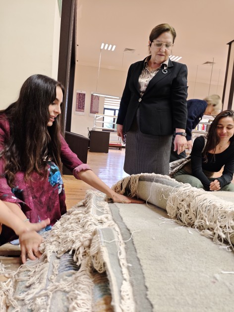 Leyla Əliyeva xalçaların toxunma prosesində iştirak etdi - VİDEO (YENİLƏNİB)