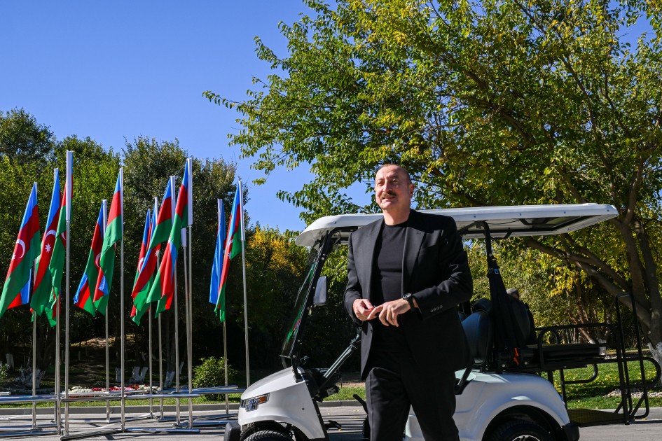 İlham Əliyev Horovlu sakinlərinə mənzillərin açarlarını təqdim etdi - FOTOLAR