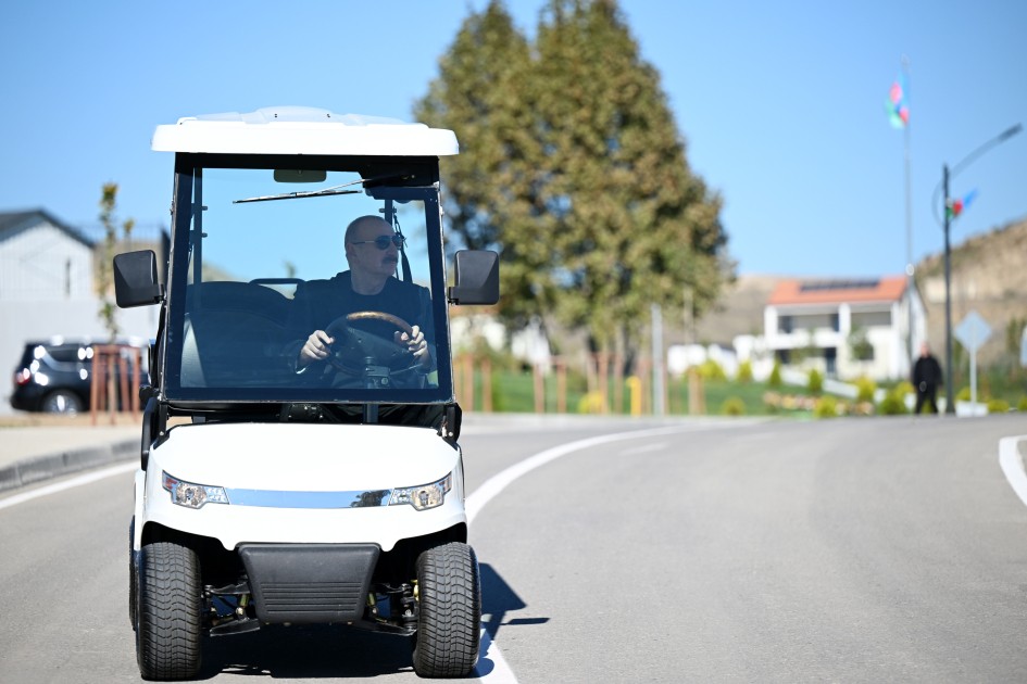 İlham Əliyev Horovlu sakinlərinə mənzillərin açarlarını təqdim etdi - FOTOLAR