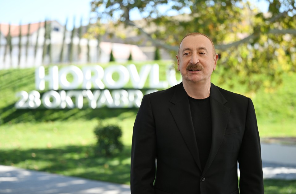 İlham Əliyev Horovlu sakinlərinə mənzillərin açarlarını təqdim etdi - FOTOLAR