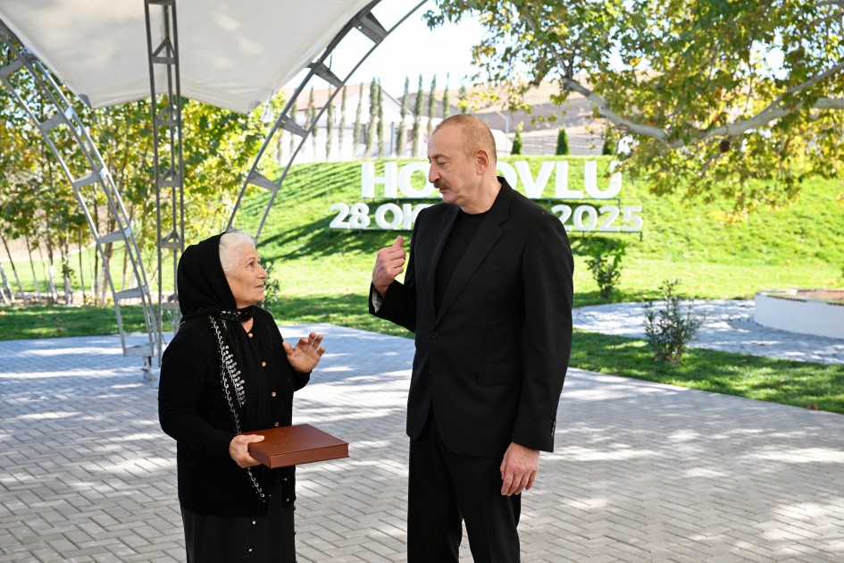İlham Əliyev Horovlu sakinlərinə mənzillərin açarlarını təqdim etdi - FOTOLAR