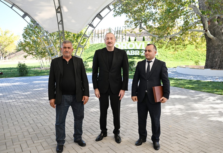 İlham Əliyev Horovlu sakinlərinə mənzillərin açarlarını təqdim etdi - FOTOLAR