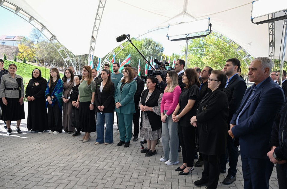 İlham Əliyev Horovlu sakinlərinə mənzillərin açarlarını təqdim etdi - FOTOLAR