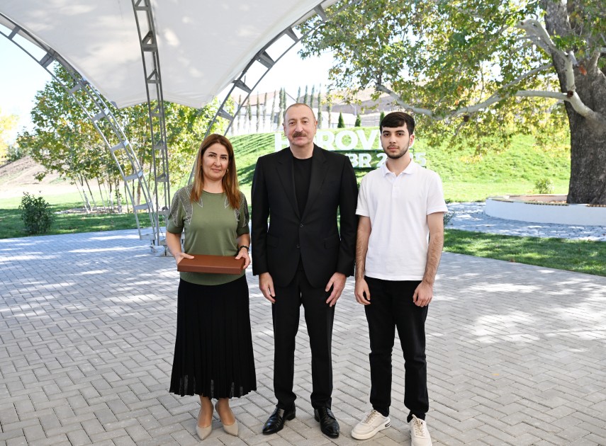 İlham Əliyev Horovlu sakinlərinə mənzillərin açarlarını təqdim etdi - FOTOLAR