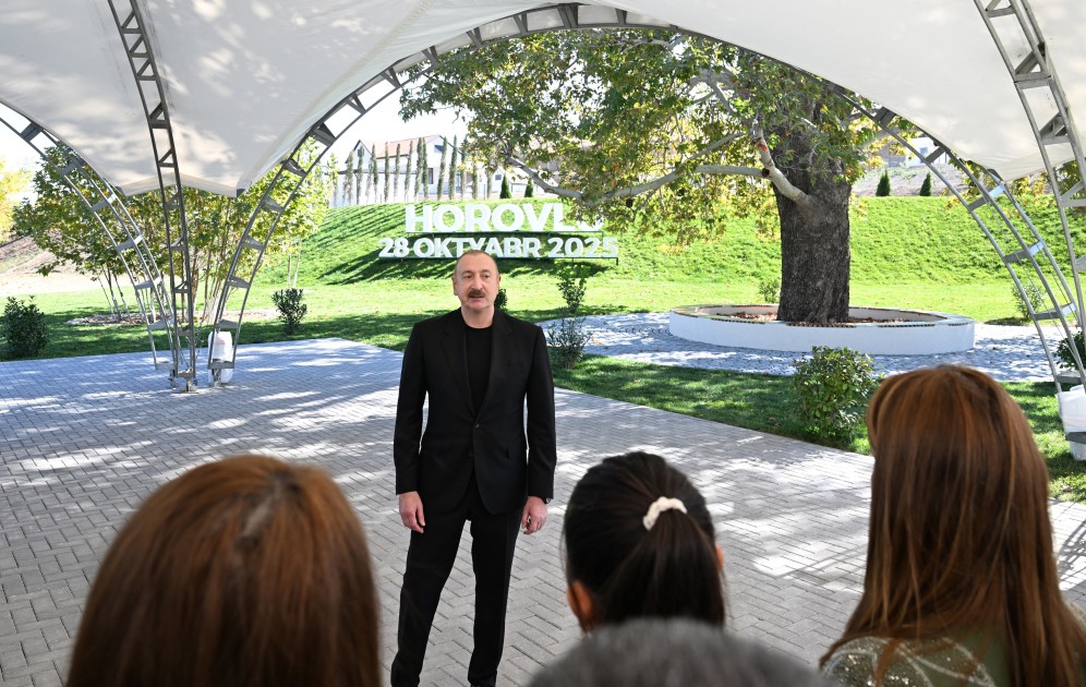 İlham Əliyev Horovlu sakinlərinə mənzillərin açarlarını təqdim etdi - FOTOLAR