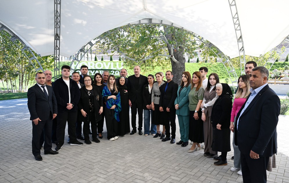 İlham Əliyev Horovlu sakinlərinə mənzillərin açarlarını təqdim etdi - FOTOLAR