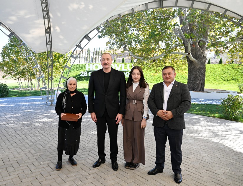 İlham Əliyev Horovlu sakinlərinə mənzillərin açarlarını təqdim etdi - FOTOLAR