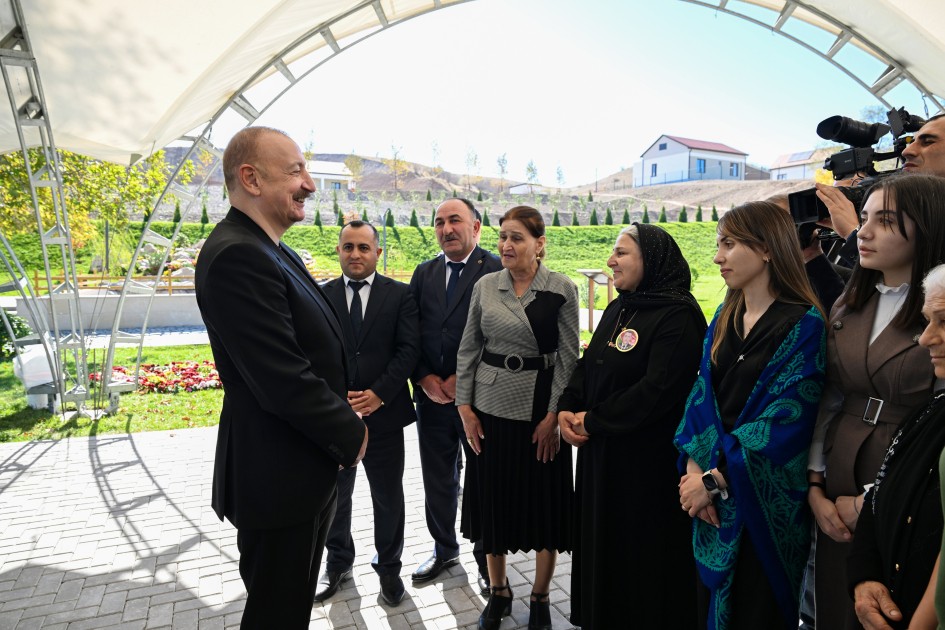 İlham Əliyev Horovlu sakinlərinə mənzillərin açarlarını təqdim etdi - FOTOLAR