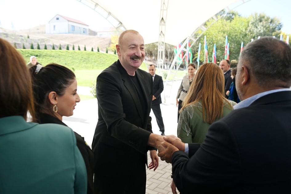 İlham Əliyev Horovlu sakinlərinə mənzillərin açarlarını təqdim etdi - FOTOLAR