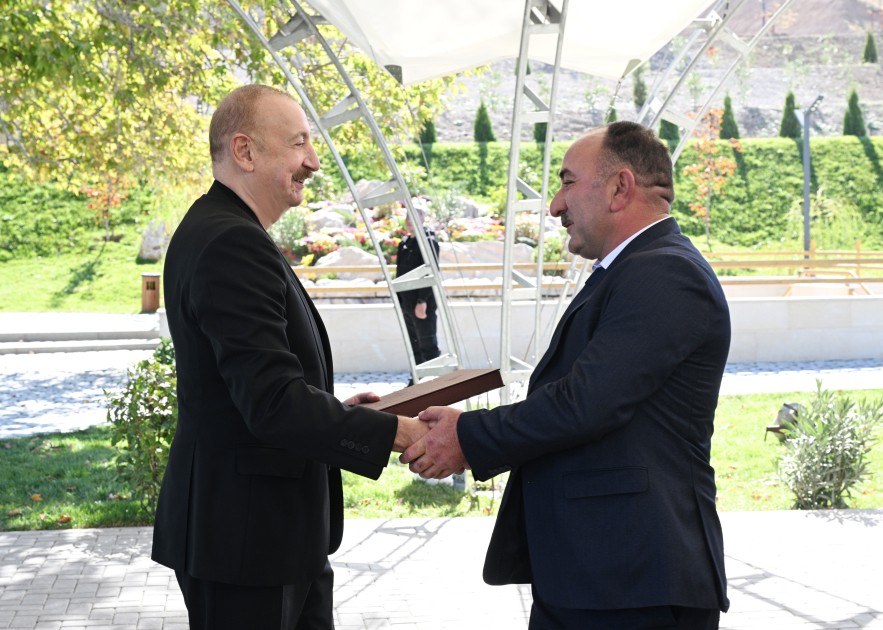 İlham Əliyev Horovlu sakinlərinə mənzillərin açarlarını təqdim etdi - FOTOLAR